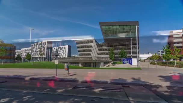 Edificios modernos con biblioteca y centro de aprendizaje Universidad de Viena de Economía y Negocios timelapse hyperlapse — Vídeo de stock