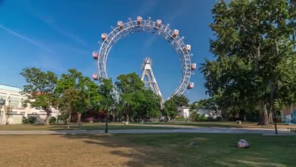 Wiener Riesenrad in Prater timelapse hyperlapse - oudste en grootste reuzenrad van Oostenrijk. — Stockvideo