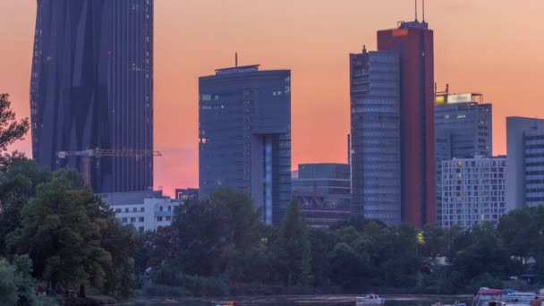 Wenen internationale centrum wolkenkrabbers met Kaiserwasser meer reflectie uitzicht dag tot nacht timelapse — Stockvideo