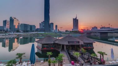 Donaustadt Tuna Şehri üzerinde gün doğumu, Avusturya 'nın Viyana kentinde gökdelenleri ve iş merkezleri bulunan modern bir semt..
