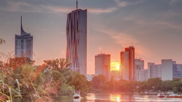 Sunset felett Bécs nemzetközi központ felhőkarcolók Kaiserwasser tó visszaverődés nézet timelapse — Stock videók