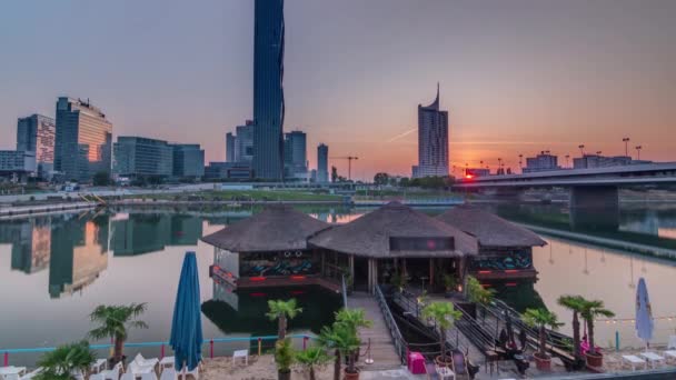 Wschód słońca nad Donaustadt Danube City timelapse to nowoczesna dzielnica z drapaczami chmur i centrami biznesowymi w Wiedniu, Austria. — Wideo stockowe