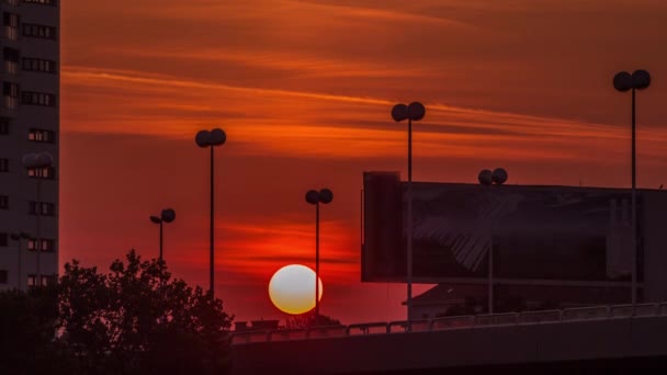 Lever de soleil près de Donaustadt Danube Quartier moderne avec gratte-ciel et centres d'affaires timelapse à Vienne, Autriche .