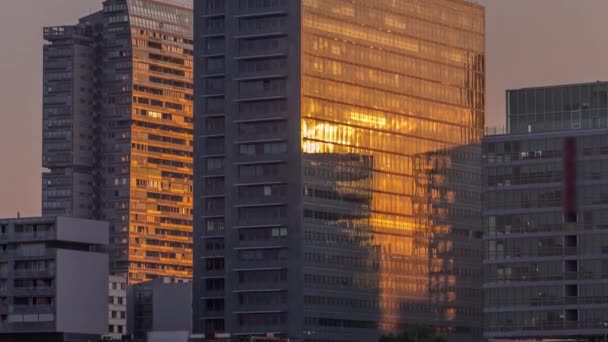 Salida del sol reflejada en Donaustadt Danubio Ciudad rascacielos modernos y centros de negocios timelapse en Viena, Austria . — Vídeos de Stock