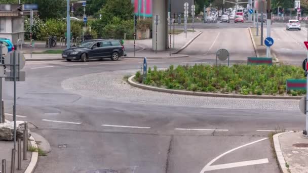 Strada con strada e auto timelapse a Platz der Vereinten Nationen nella città moderna di Vienna in Austria . — Video Stock