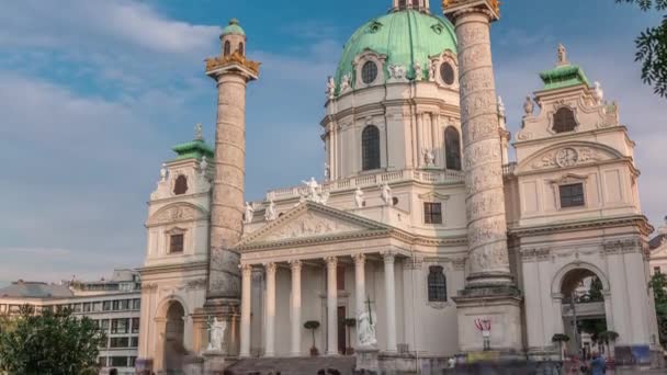 Karlskirche op het Karlsplatz plein timelapse in Wenen, Oostenrijk. — Stockvideo