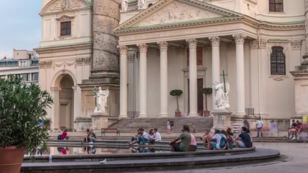 Karlskirche op het Karlsplatz plein timelapse in Wenen, Oostenrijk. — Stockvideo