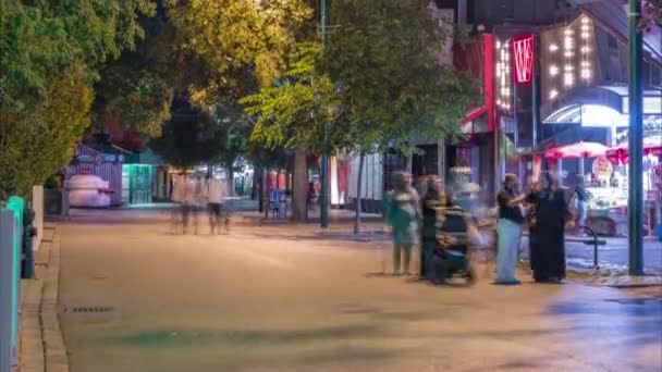 La gente está caminando por las pasarelas del parque de atracciones prater night timelapse en Viena, Austria . — Vídeos de Stock