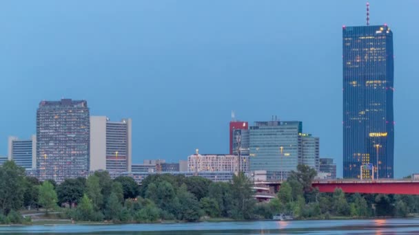 Vacker stadsbild med moderna byggnader dag till natt timelapse, den högsta skyskrapan i Österrike — Stockvideo