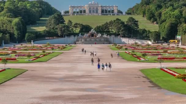 Pawilon Gloriette i fontanna Neptuna w parku Schonbrunn timelapse — Wideo stockowe