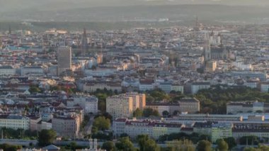 Viyana şehrinin gökdelenleri, tarihi binaları ve Avusturya 'da nehir kenarındaki gezinti zamanı olan panoramik manzarası..