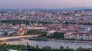 Viyana üzerinde gökdelenler, tarihi binalar ve Avusturya 'da gün be gün nehir kenarı gezisi olan hava panoramik manzarası..