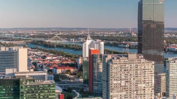 Luftaufnahme der Stadt Wien mit Wolkenkratzern, historischen Gebäuden und einer Uferpromenade im Zeitraffer in Österreich. — Stockvideo