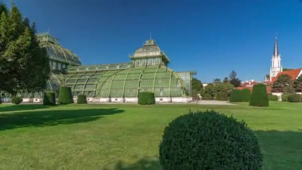 Het Palmenhaus Schoenbrunn timelapse hyperlapse - een grote kas in het park Schoenbrunn in Wenen, Oostenrijk — Stockvideo