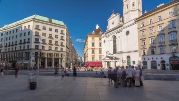 Εκκλησία του Αγίου Michaels timelapse hyperlapse στο Michaelerplatz από την Πύλη του Αγίου Michaels του Hofburg — Αρχείο Βίντεο