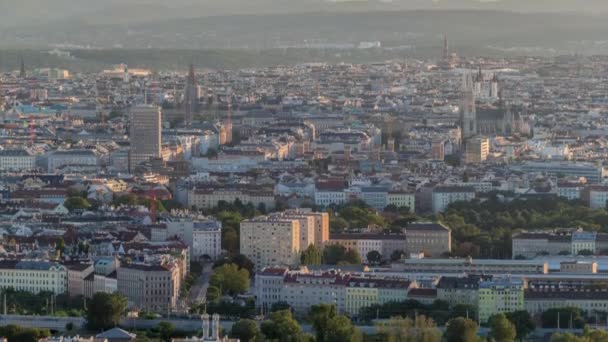 Légi panoráma Bécs városára felhőkarcolókkal, történelmi épületekkel és egy folyóparti sétányon Ausztriában. — Stock videók