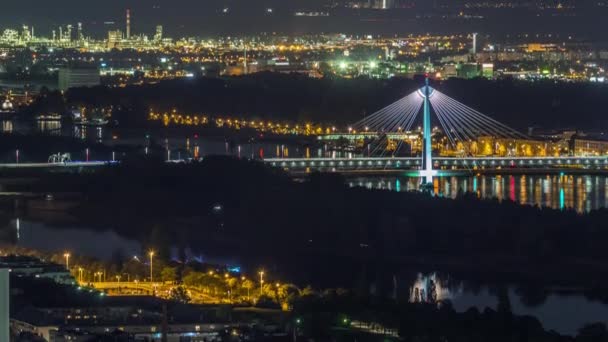 Légi panorámás kilátás Bécs városára felhőkarcolókkal, történelmi épületekkel és egy folyóparti sétány éjszakai időtöltéssel Ausztriában. — Stock videók