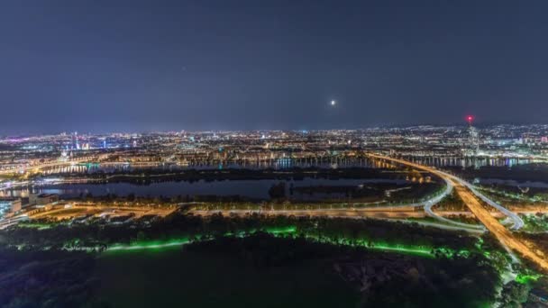 高層ビル、歴史的建造物、オーストリアの川沿いの遊歩道の夜のタイムラプスを持つウィーン市内の空中パノラマビュー. — ストック動画