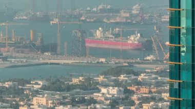 Dubai Şehir Merkezi'nden liman zaman atlamalı havadan görünümü