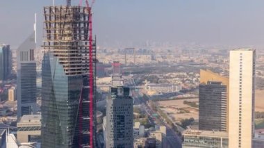 Sheikh Zayed Road ve Difc'nin Dubai, Bae'deki binalarının ufuk çizgisi görünümü.