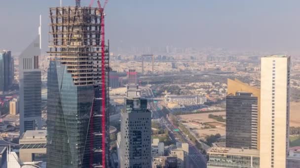 Vista del horizonte de los edificios de Sheikh Zayed Road y el timelapse aéreo DIFC en Dubai, Emiratos Árabes Unidos . — Vídeo de stock