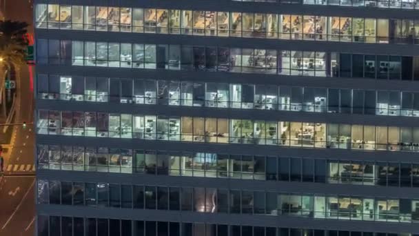 Skyline vista del traffico di intersezione sulla strada Al Saada vicino a DIFC notte timelapse a Dubai, Emirati Arabi Uniti . — Video Stock