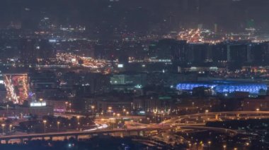 Tipik eski ve modern binalar gece timelapse ile mahalle Deira ve Dubai dere havadan görünümü.