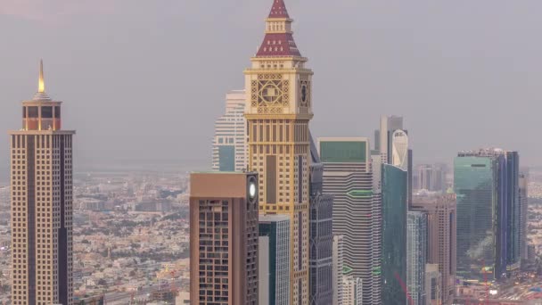Skyline az épületek a Sheikh Zayed Road és a DIFC légi nap az éjszakai TimeLapse Dubai, UAE. — Stock videók