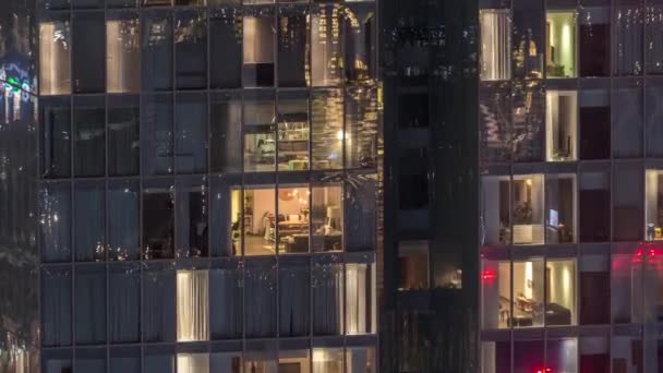 Vista nocturna del timelapse exterior de la torre del apartamento. Rascacielos de gran altura con luces intermitentes en las ventanas — Vídeo de stock