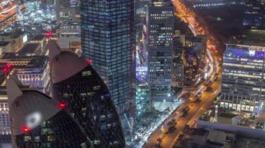 Sheikh Zayed Road ve Difc'nin Dubai, Bae'deki hava gece saatlerinin silueti.