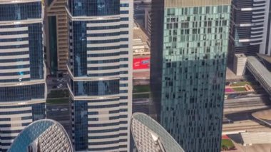 Sheikh Zayed Road ve Difc'nin Dubai, Bae'deki binalarının ufuk çizgisi görünümü.