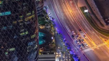 Dubai, Bae'de Difc gece saatinde yakınlarındaki Al Saada caddesinde kavşak trafiğinin ufuk çizgisi görünümü.