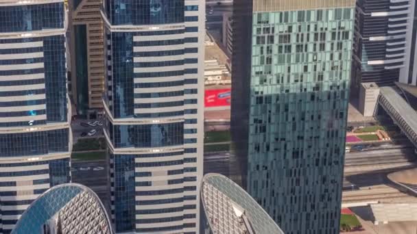 두바이, 아랍에미리트의 셰이크 자예드 로드와 디fc 공중 타임랩스 의 건물의 스카이 라인 보기. — 비디오