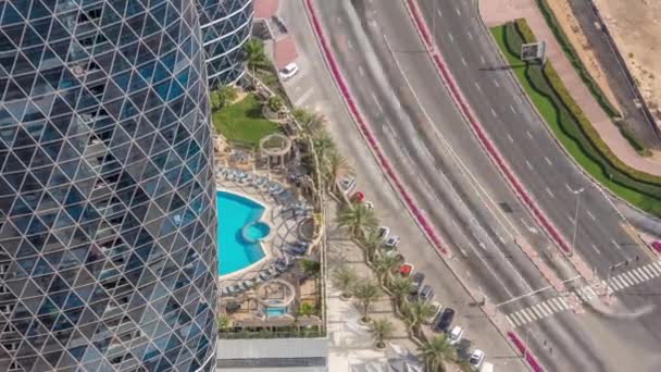 Вид с высоты птичьего полета на перекрестке на улице Аль-Саада рядом с таймлайнером DIFC в Дубае, ОАЭ . — стоковое видео