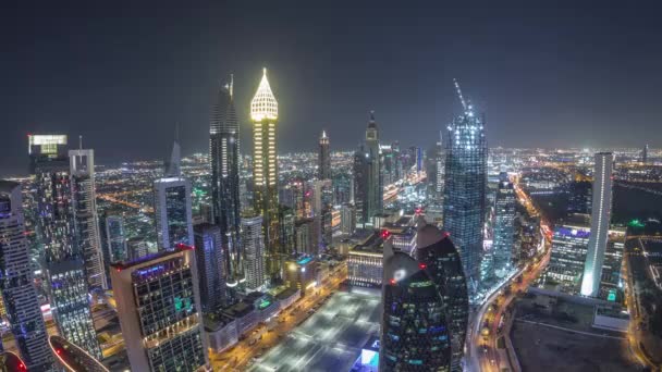 Skyline dos edifícios da Sheikh Zayed Road e DIFC noite aérea timelapse em Dubai, Emirados Árabes Unidos . — Vídeo de Stock