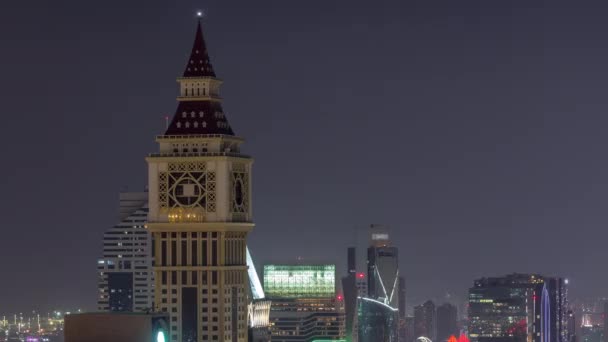 शेख जायद रोड और डीआईएफसी की इमारतों की स्काईलाइन दुबई, संयुक्त अरब अमीरात में हवाई रात समयरेखा . — स्टॉक वीडियो