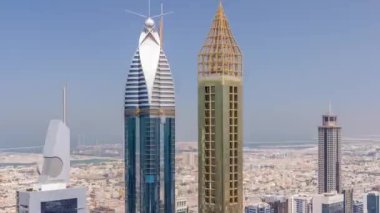 Sheikh Zayed Road ve Difc'nin Dubai, Bae'deki binalarının ufuk çizgisi görünümü.