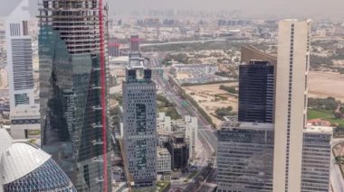 Sheikh Zayed Road ve Difc'nin Dubai, Bae'deki binalarının ufuk çizgisi görünümü.