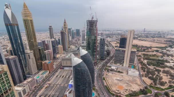 셰이크 자예드 로드와 디fc 공중 의 건물의 스카이 라인 두바이, UAE에서 밤 시간 경과에 공중 일. — 비디오