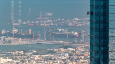 Dubai Şehir Merkezi'nden liman zaman atlamalı havadan görünümü