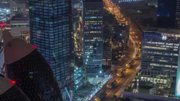 Skyline dos edifícios da Sheikh Zayed Road e DIFC noite aérea timelapse em Dubai, Emirados Árabes Unidos . — Vídeo de Stock