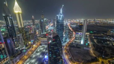 Sheikh Zayed Road ve Difc'nin Dubai, Bae'deki hava gece saatlerinin silueti.