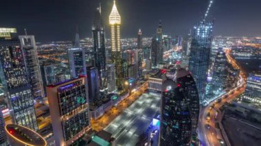 Sheikh Zayed Road ve Difc'nin Dubai, Bae'deki hava gece saatlerinin silueti.