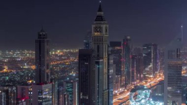 Şeyh Zayed Road ve Difc hava gece Dubai, Bae gündüz timelapse binaların Silueti.