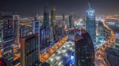 Şeyh Zayed Road ve Difc havadan dubai, Bae gece timelapse binaların Silueti.