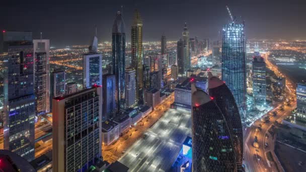 シェイク・ザイード・ロードとディフの建物のスカイラインは、ドバイ、アラブ首長国連邦の夜間タイムラプスに昼を照らします. — ストック動画