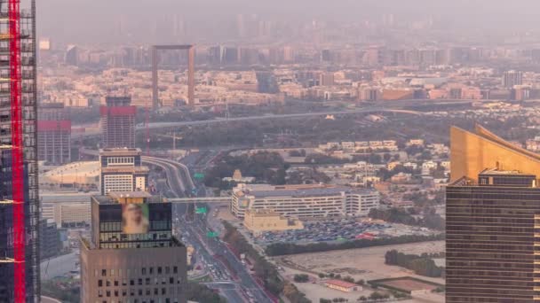 Vista aérea al timelapse financiero y distrito zabeel con el tráfico y en construcción edificio con grúas del centro de la ciudad — Vídeos de Stock