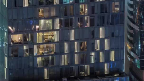 Vista nocturna del timelapse exterior de la torre del apartamento. Rascacielos de gran altura con luces intermitentes en las ventanas — Vídeos de Stock