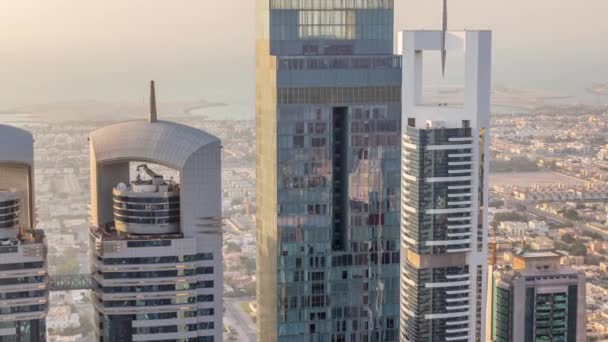 Vista panorâmica dos edifícios da Sheikh Zayed Road e da DIFC no Dubai, Emirados Árabes Unidos . — Vídeo de Stock