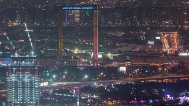 Vista aérea al timelapse financiero y nocturno del distrito de Zabeel con tráfico y edificio en construcción con grúas del centro de la ciudad — Vídeo de stock